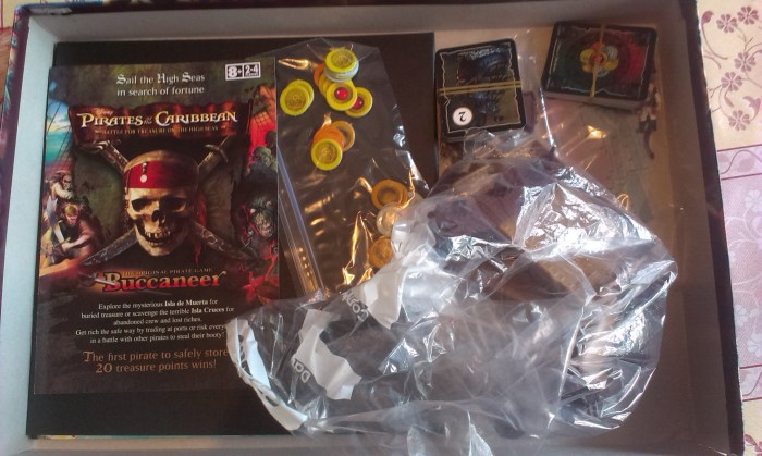 This is the game in its box, the bags are not even included. I stole them from the kitchen to keep the pieces together!