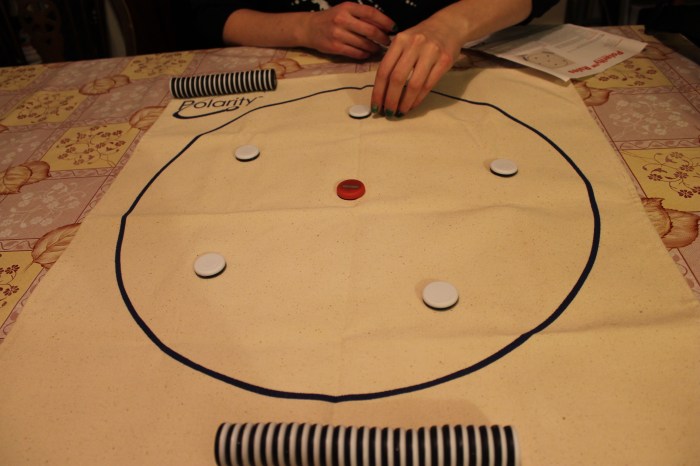 Initial game set up - white places five pieces called "Foundation Discs" 